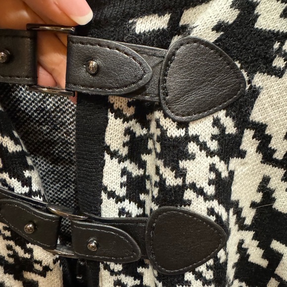 Chic Houndstooth Cape - Picture 4 of 10